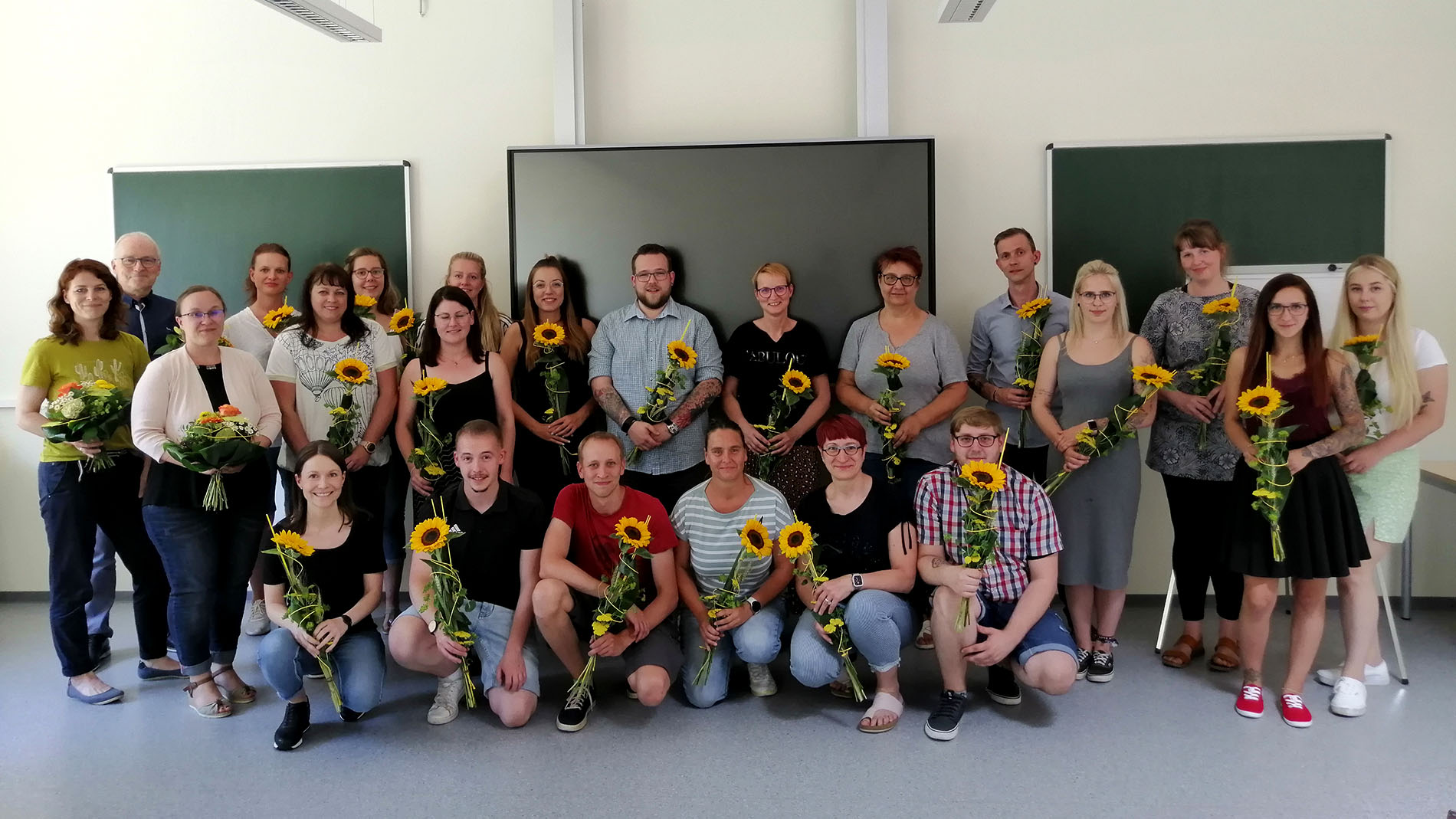 Das Bild zeigt die 22 erfolgreichen Teilnehmer:innen des Basislehrgangs ZERCUR Geriatrie 2022 im Bildungszentrum Leipziger Land in Borna.