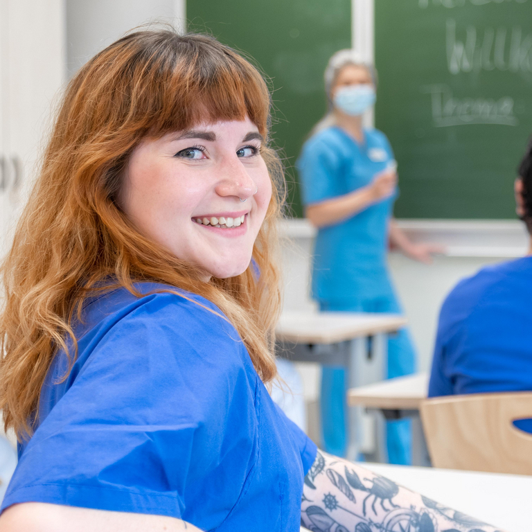 Lächelnde Pflegeschülerin im Klassenzimmer