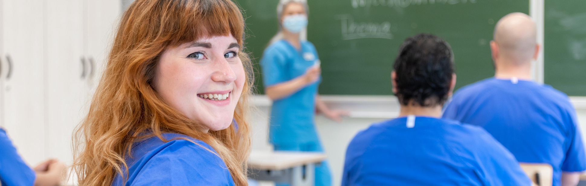 Lächelnde Pflegeschülerin im Klassenzimmer