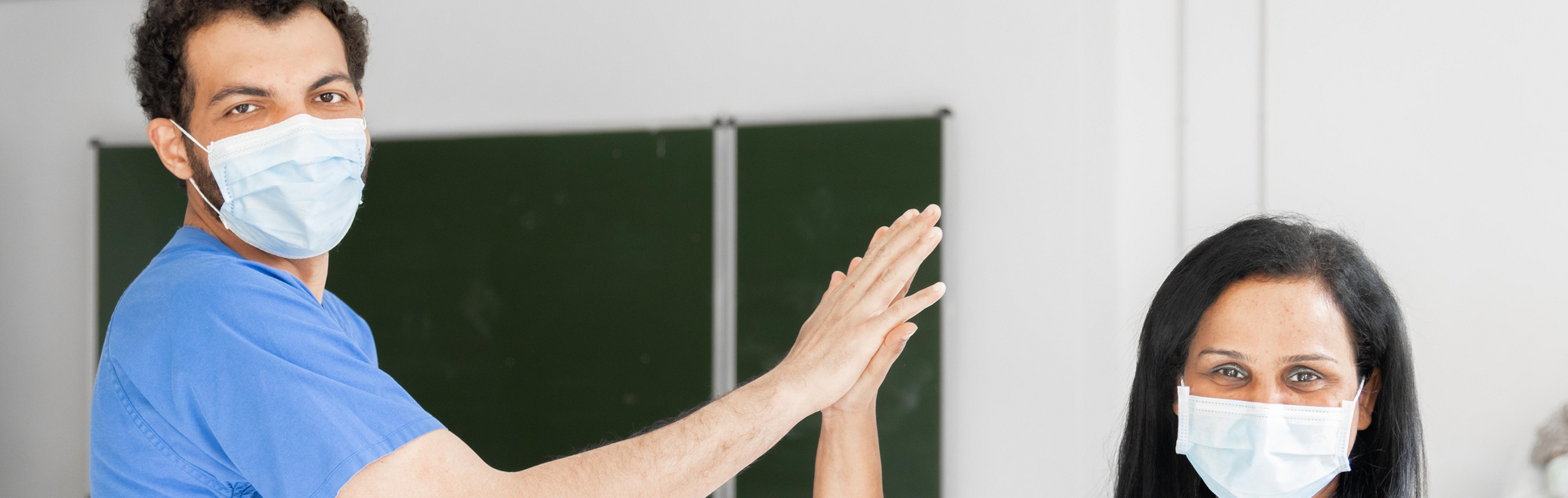 Pflegekräfte im Klassenzimmer